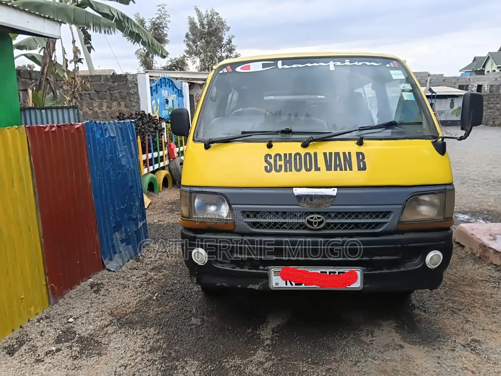 Toyota HiAce 2010 Yellow
