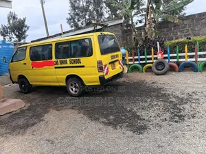 Toyota HiAce 2010 Yellow