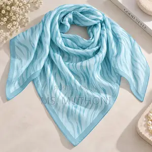 The Petite Chic Square (70*70)