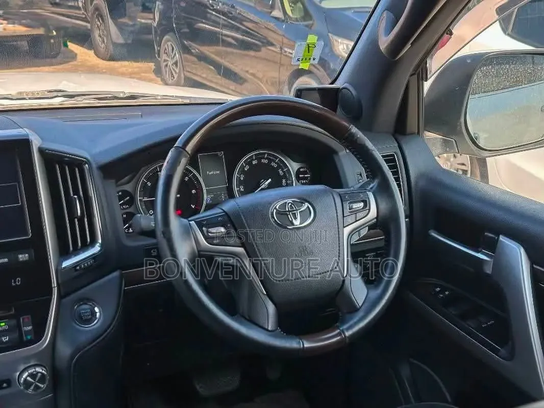 Toyota Land Cruiser 4.6 V8 ZX 2018 Pearl