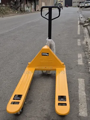 Heavy-Duty Hand Pallet Truck,wide=685mm