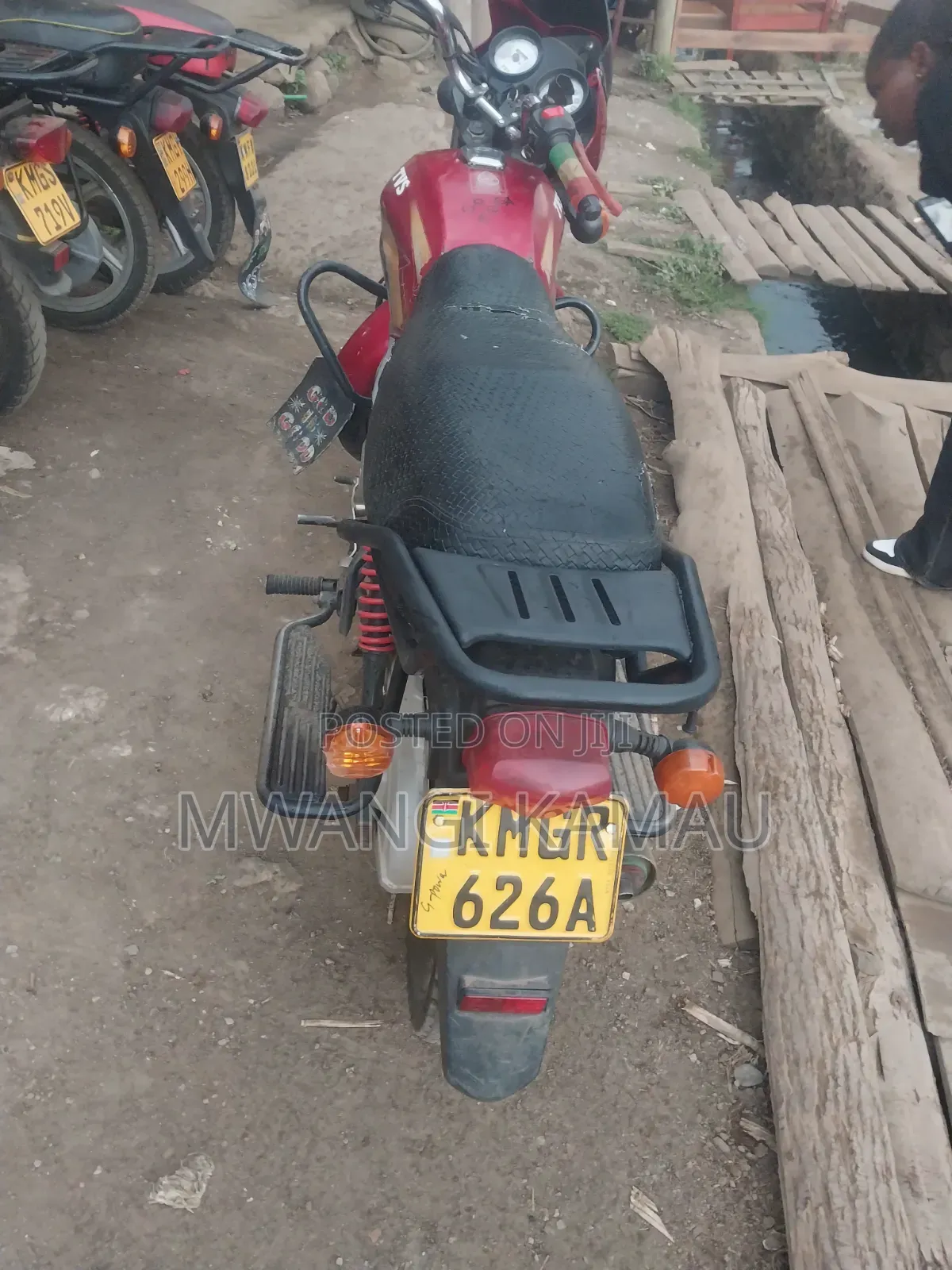 TVS HLX Plus ES 2025 Red