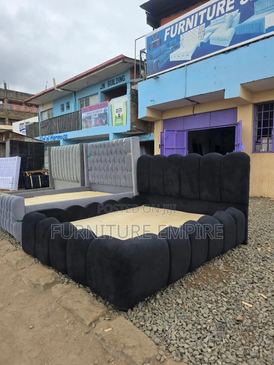 6 by 6 Bubble Bed Black Velvet Scalloped Design