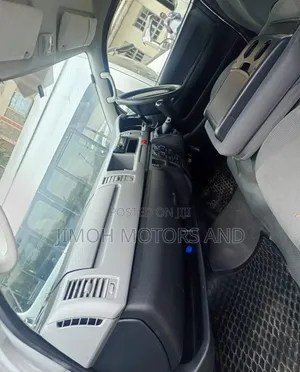Toyota HiAce 2014 Silver