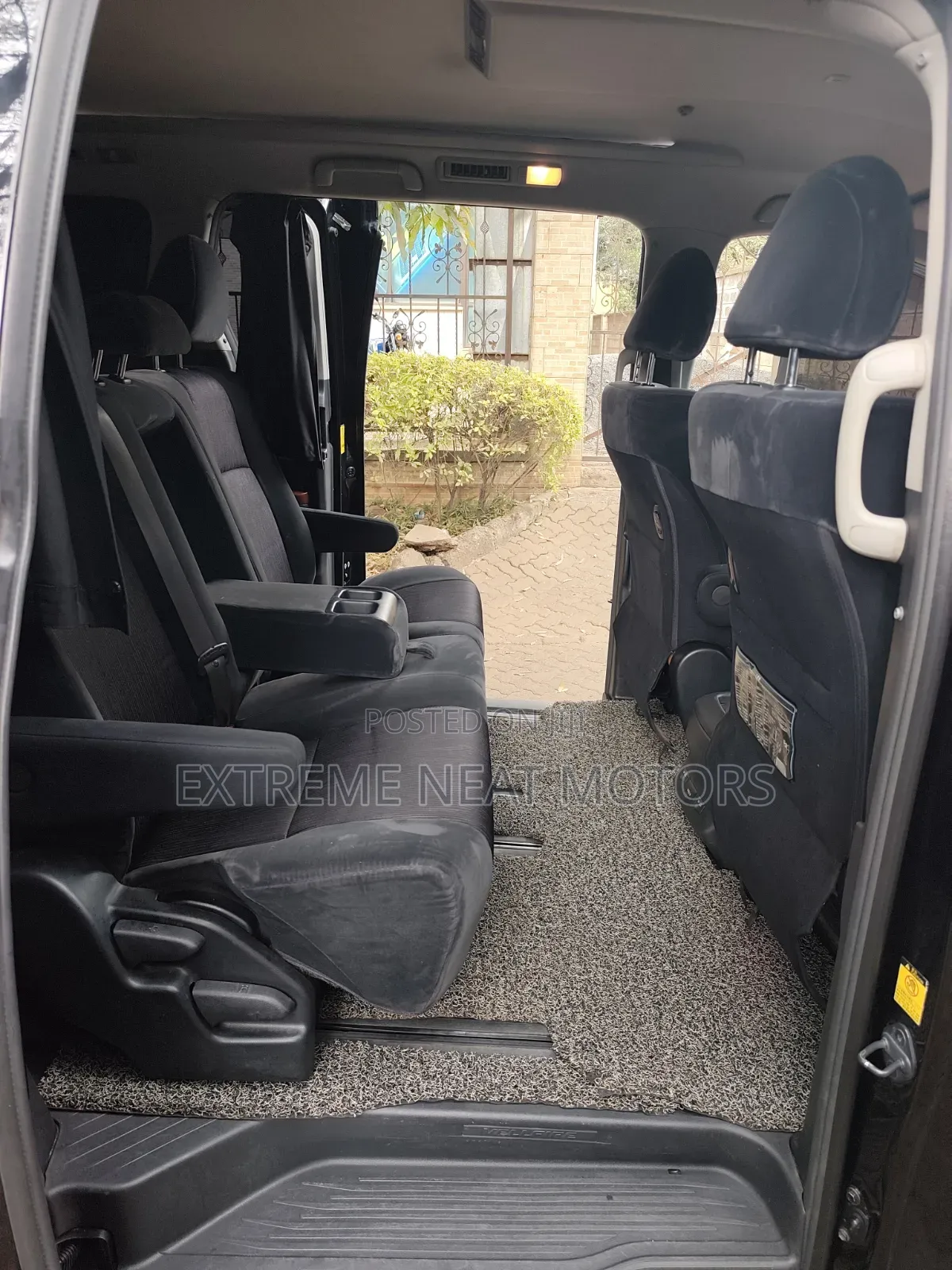 Toyota Vellfire V 2.4 FWD 8-Seater 2010 Black