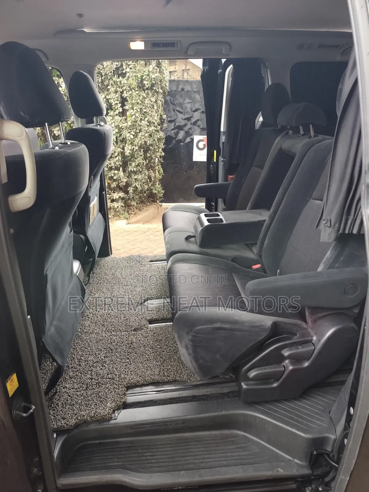 Toyota Vellfire V 2.4 FWD 8-Seater 2010 Black