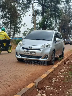 Toyota Ractis 2015 Silver
