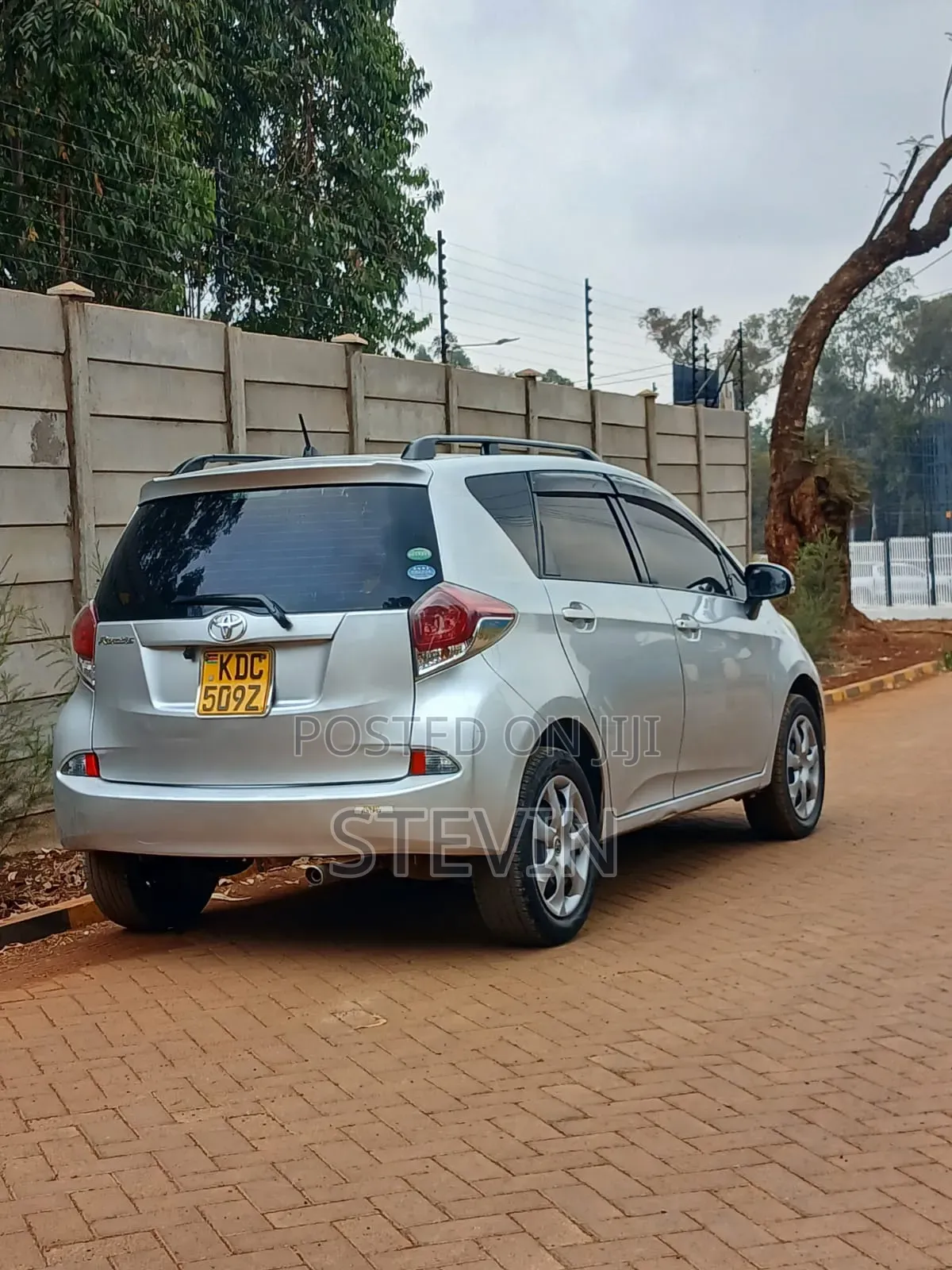 Toyota Ractis 2015 Silver