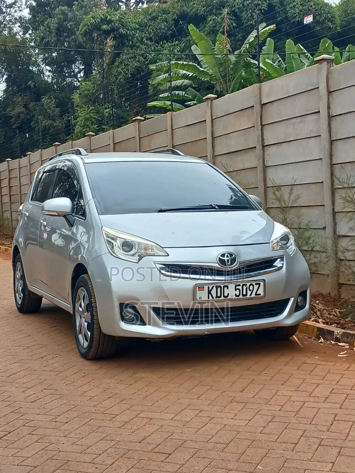 Toyota Ractis 2015 Silver
