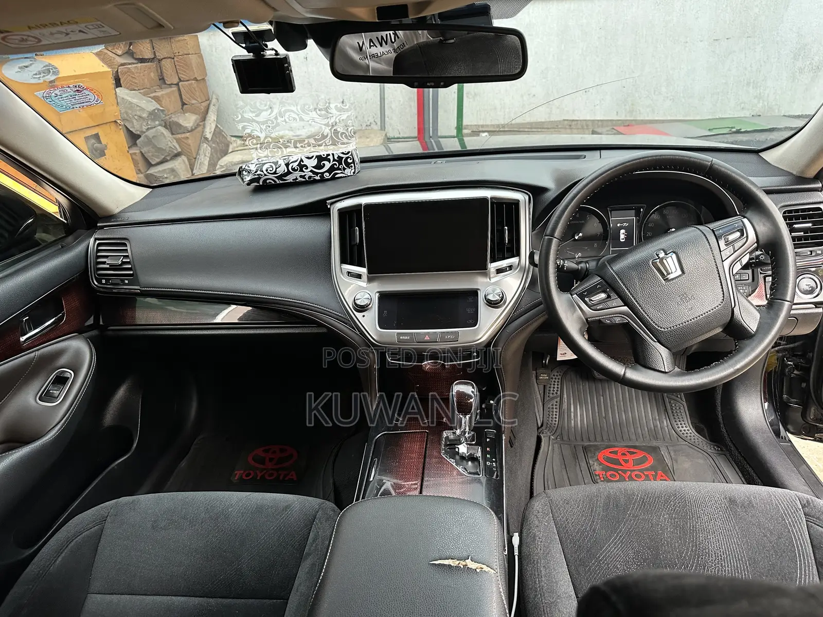 Toyota Crown 2016 Black