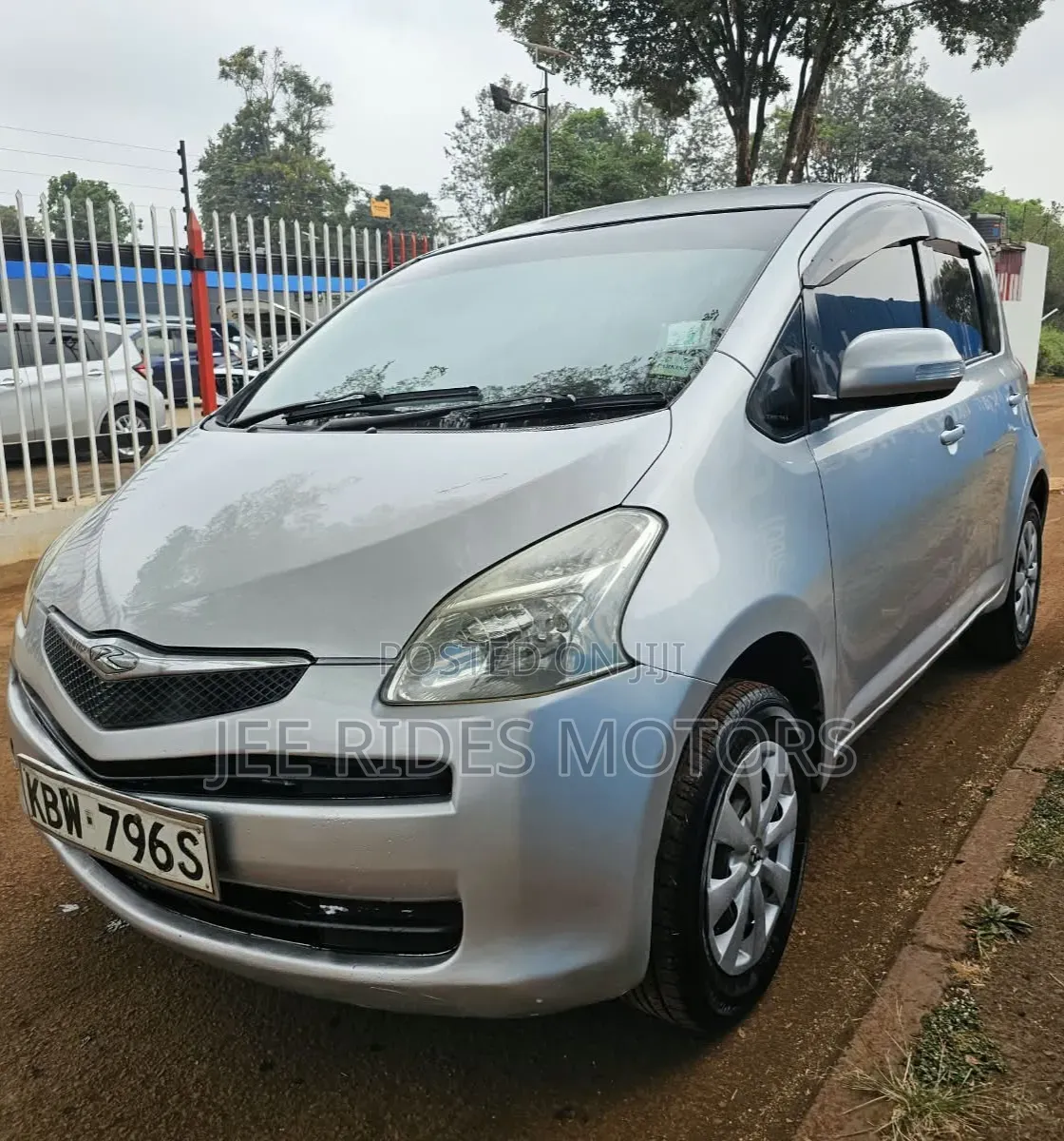 Toyota Ractis 1.3 FWD 2006 Silver