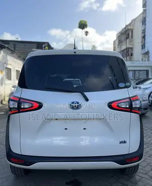 Toyota Sienta 1.5 Hybrid FWD (6-seater) 2019 White