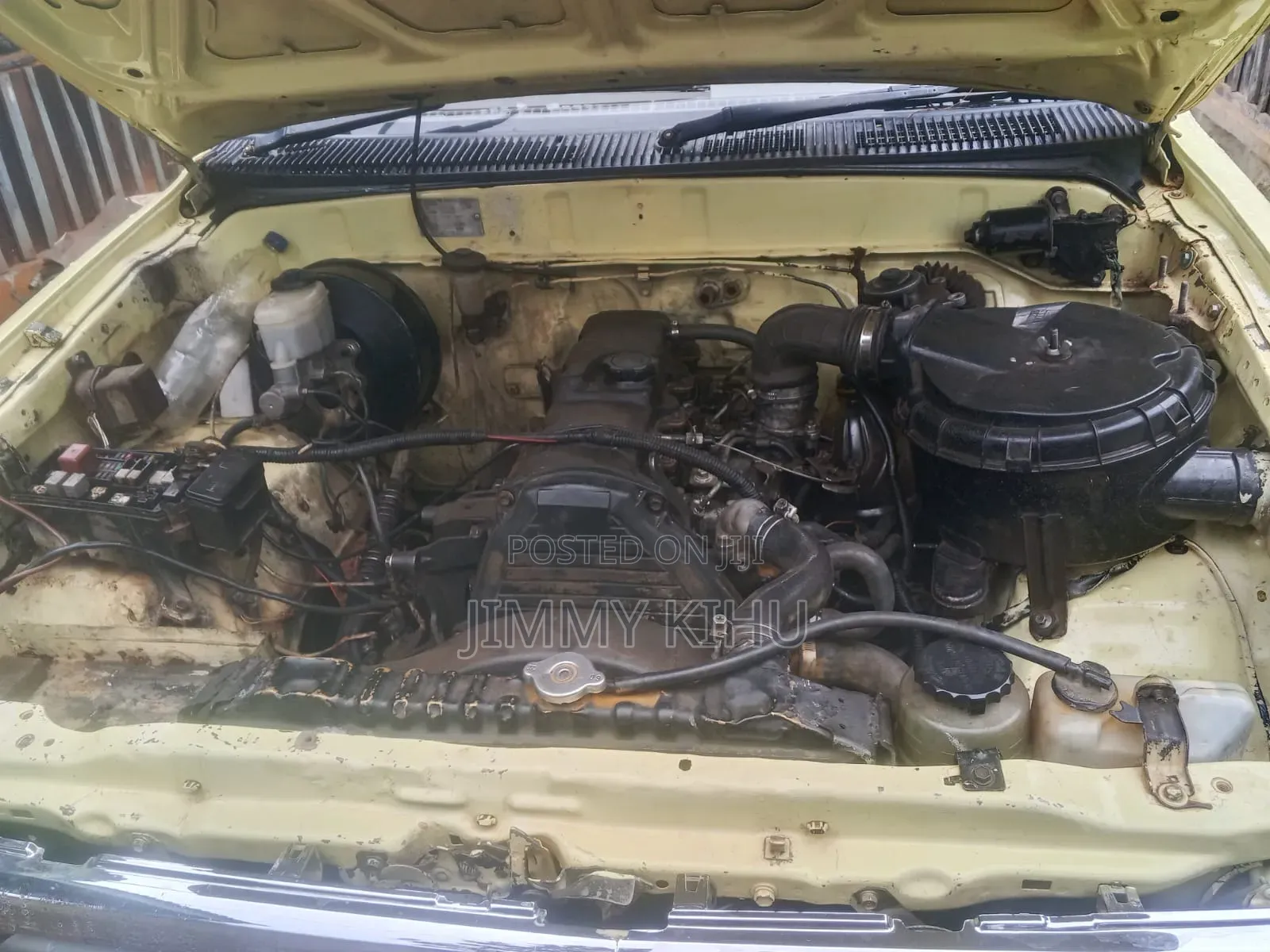 Toyota Hilux 2004 Yellow