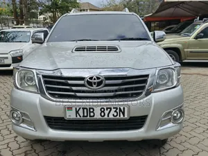 Toyota Hilux 3.0 D-4D 4x4 2014 Silver