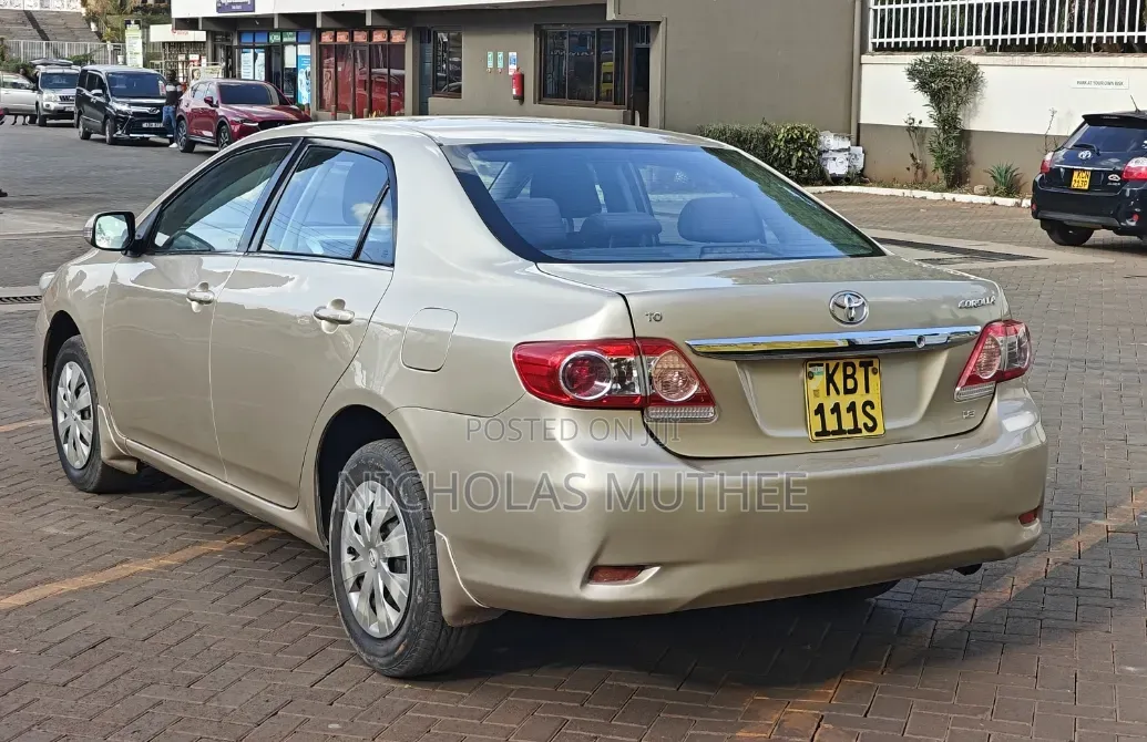 Toyota Corolla 2012 Gold