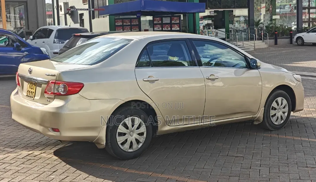 Toyota Corolla 2012 Gold