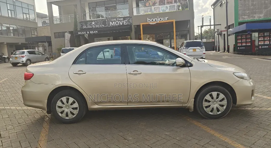 Toyota Corolla 2012 Gold
