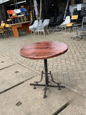 Wooden Furnish Round Restaurant Table