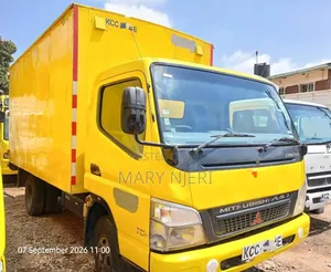 Mitsubishi Canter Fuso Lorry 2014 Yellow