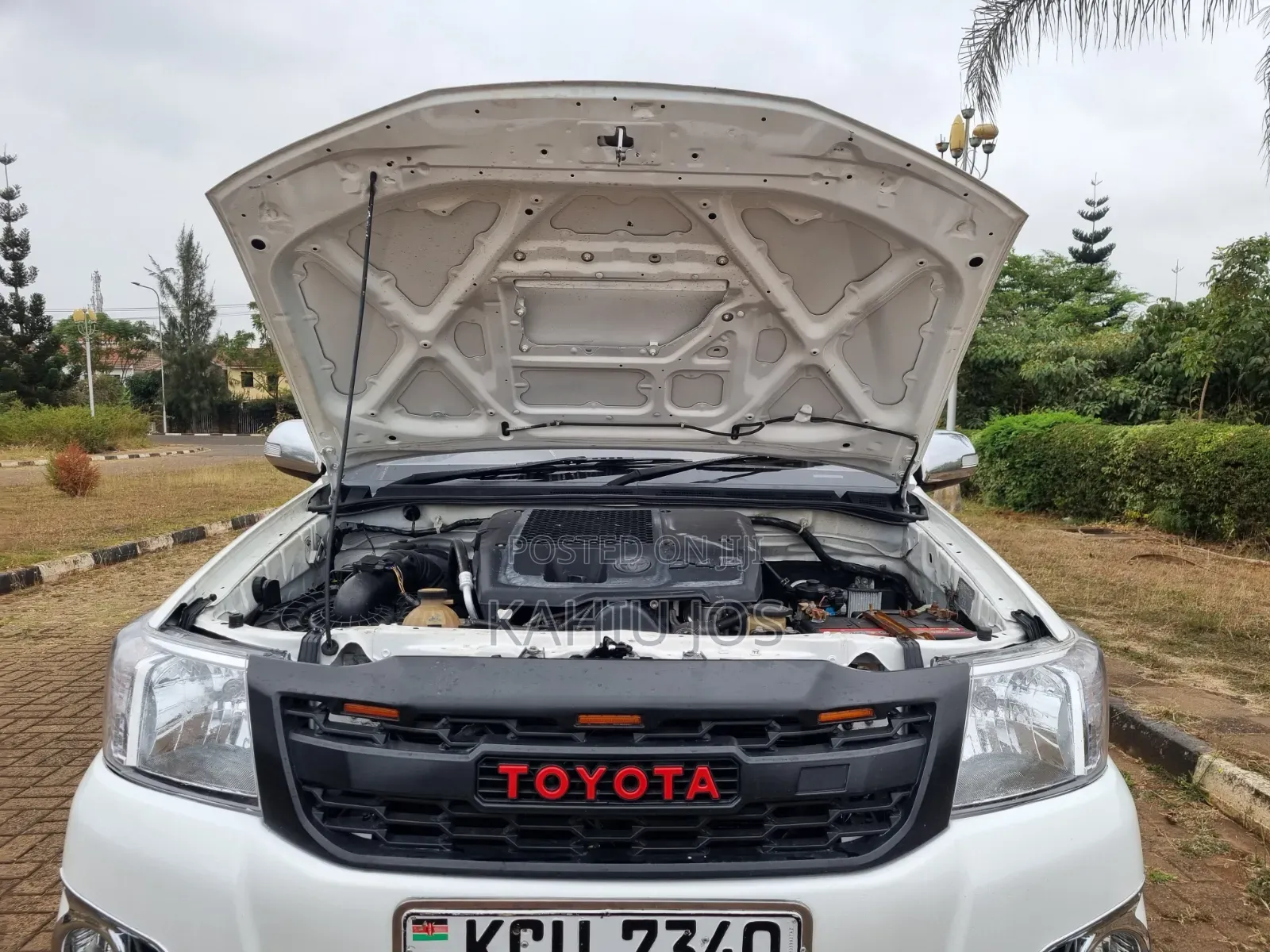 Toyota Hilux 2012 White
