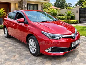 Toyota Auris 2015 Red