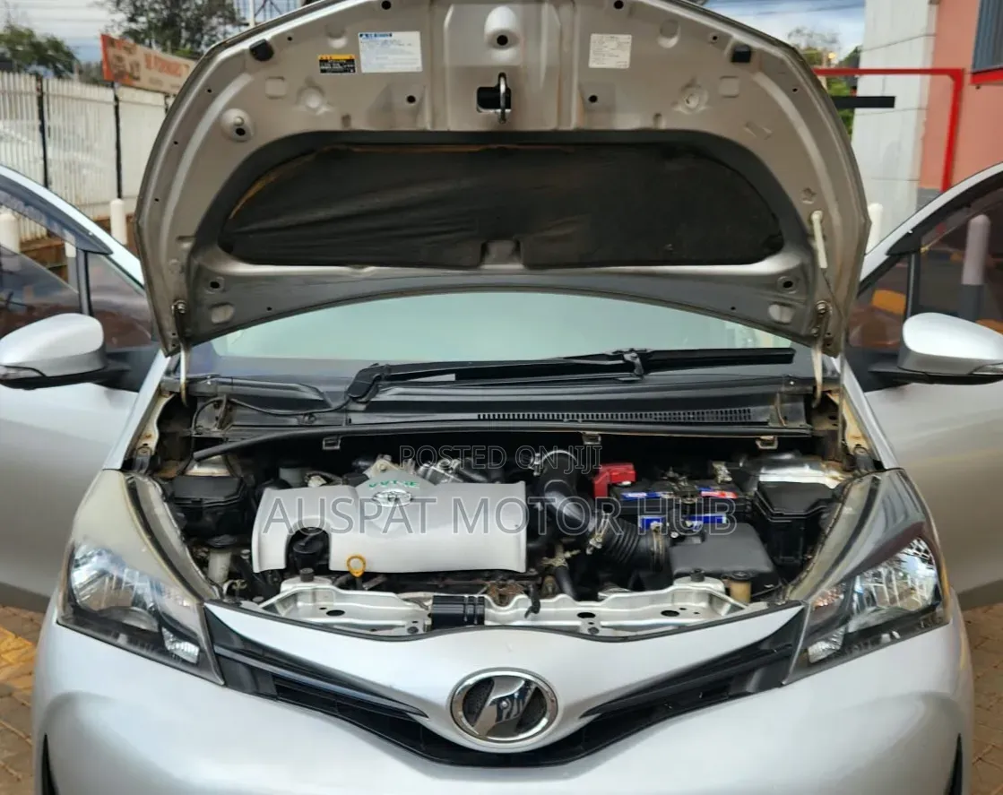 Toyota Vitz 1.3 FWD 3dr 2015 Silver