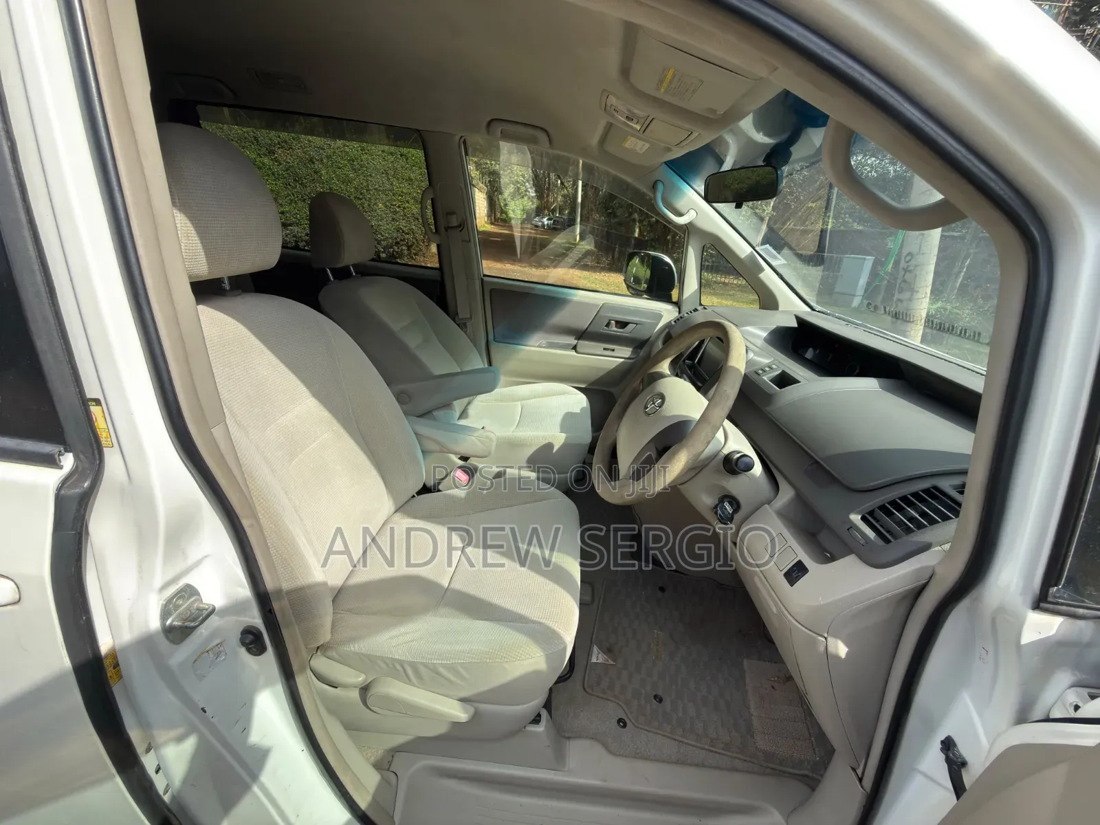 Toyota Noah 2010 White
