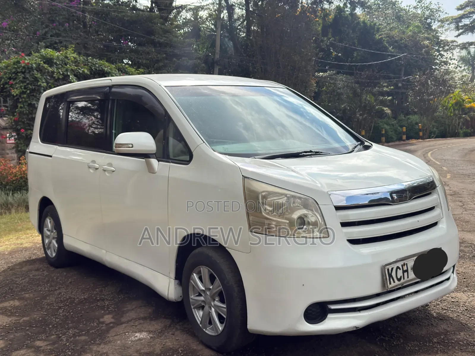Toyota Noah 2010 White