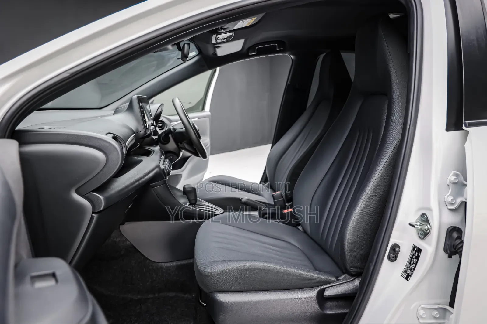 Toyota Yaris 1.5 Sedan LE 2020 White