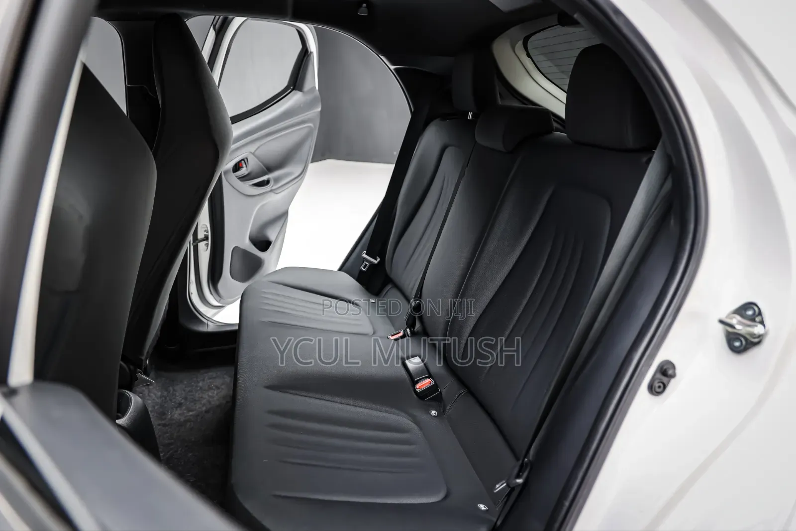 Toyota Yaris 1.5 Sedan LE 2020 White
