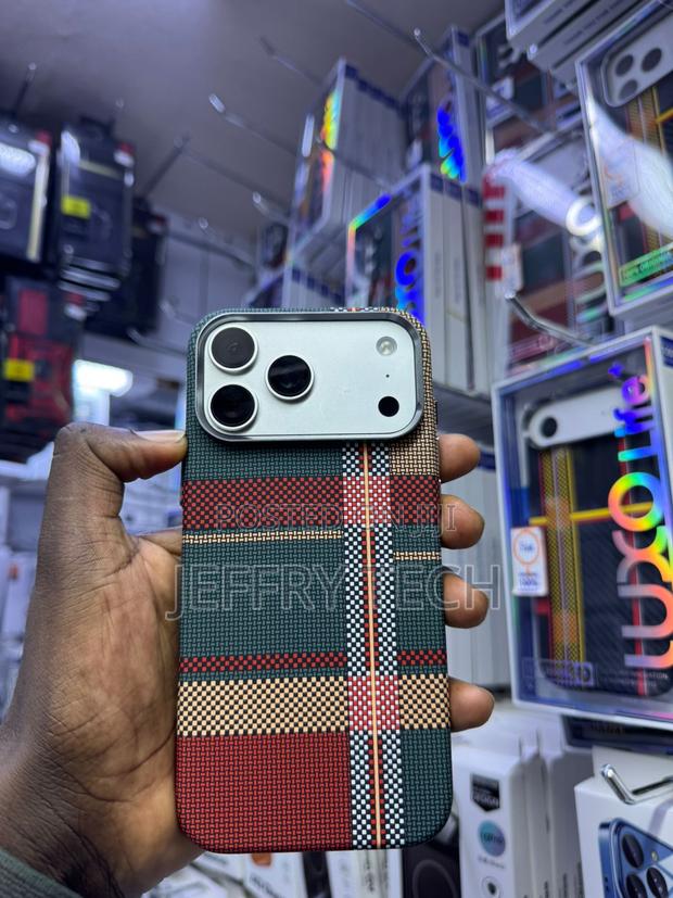 Apple iPhone Equipped With a Specialized MagSafe iPhone17 Pro Max. - thumbnail 2