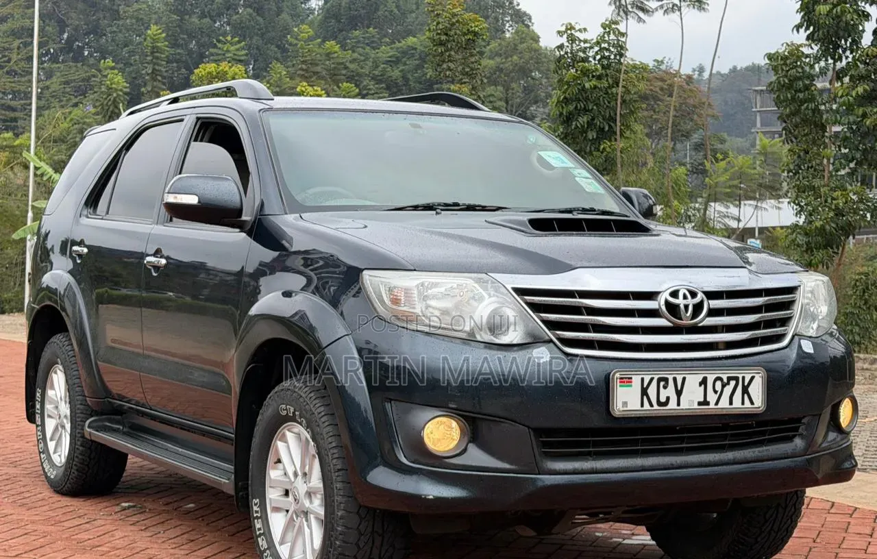 Toyota Fortuner 2013 Black