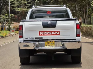 Nissan Hardbody 2014 White
