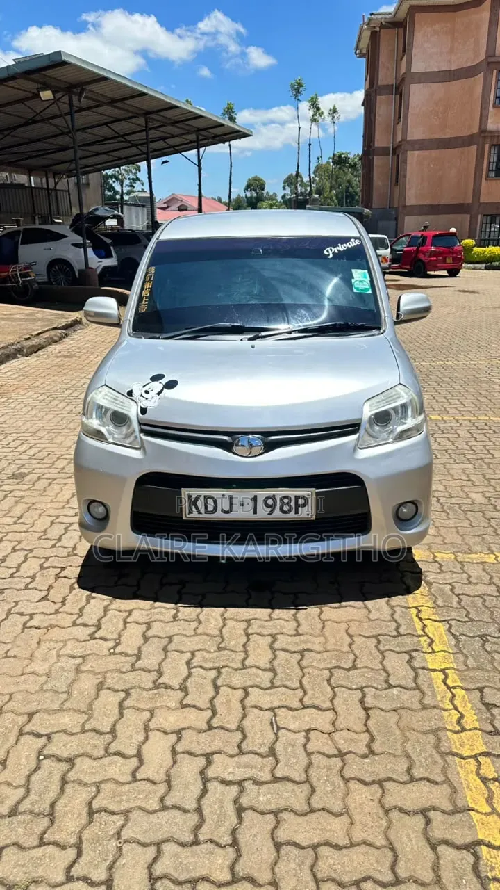 Toyota Sienta 1.5 FWD 2015 Silver