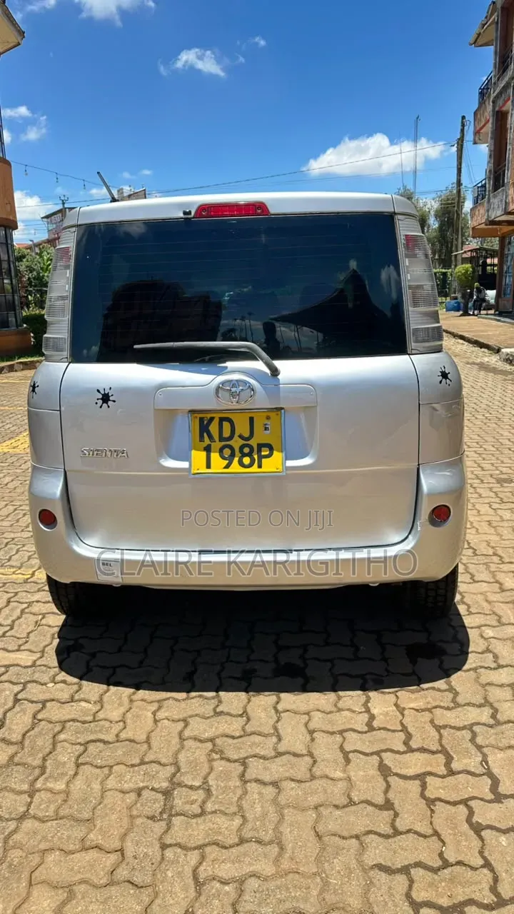 Toyota Sienta 1.5 FWD 2015 Silver