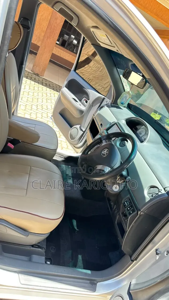 Toyota Sienta 1.5 FWD 2015 Silver