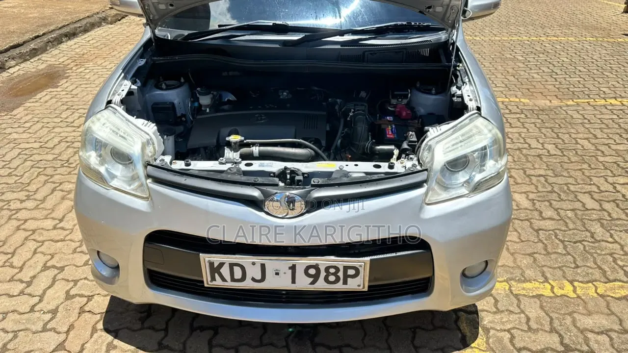 Toyota Sienta 1.5 FWD 2015 Silver