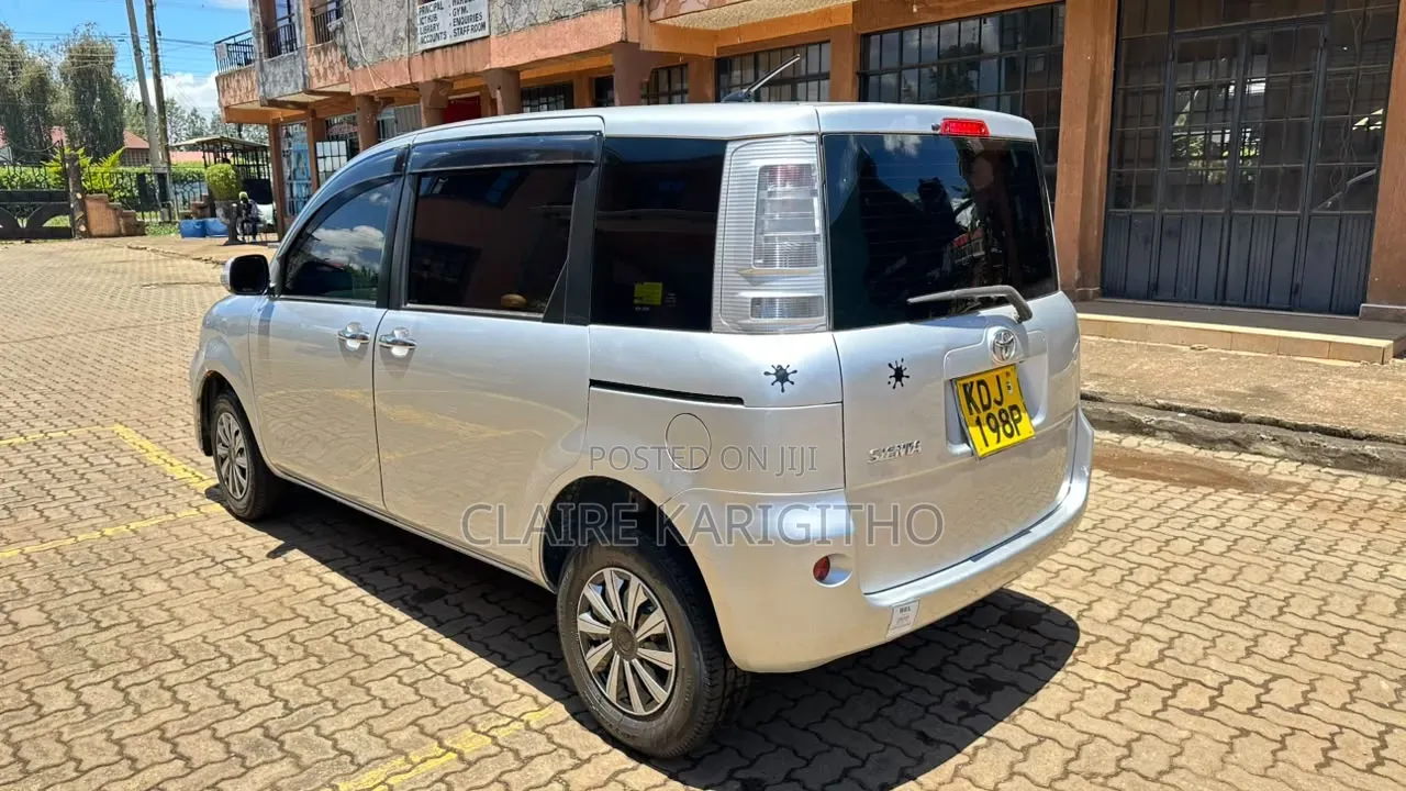 Toyota Sienta 1.5 FWD 2015 Silver