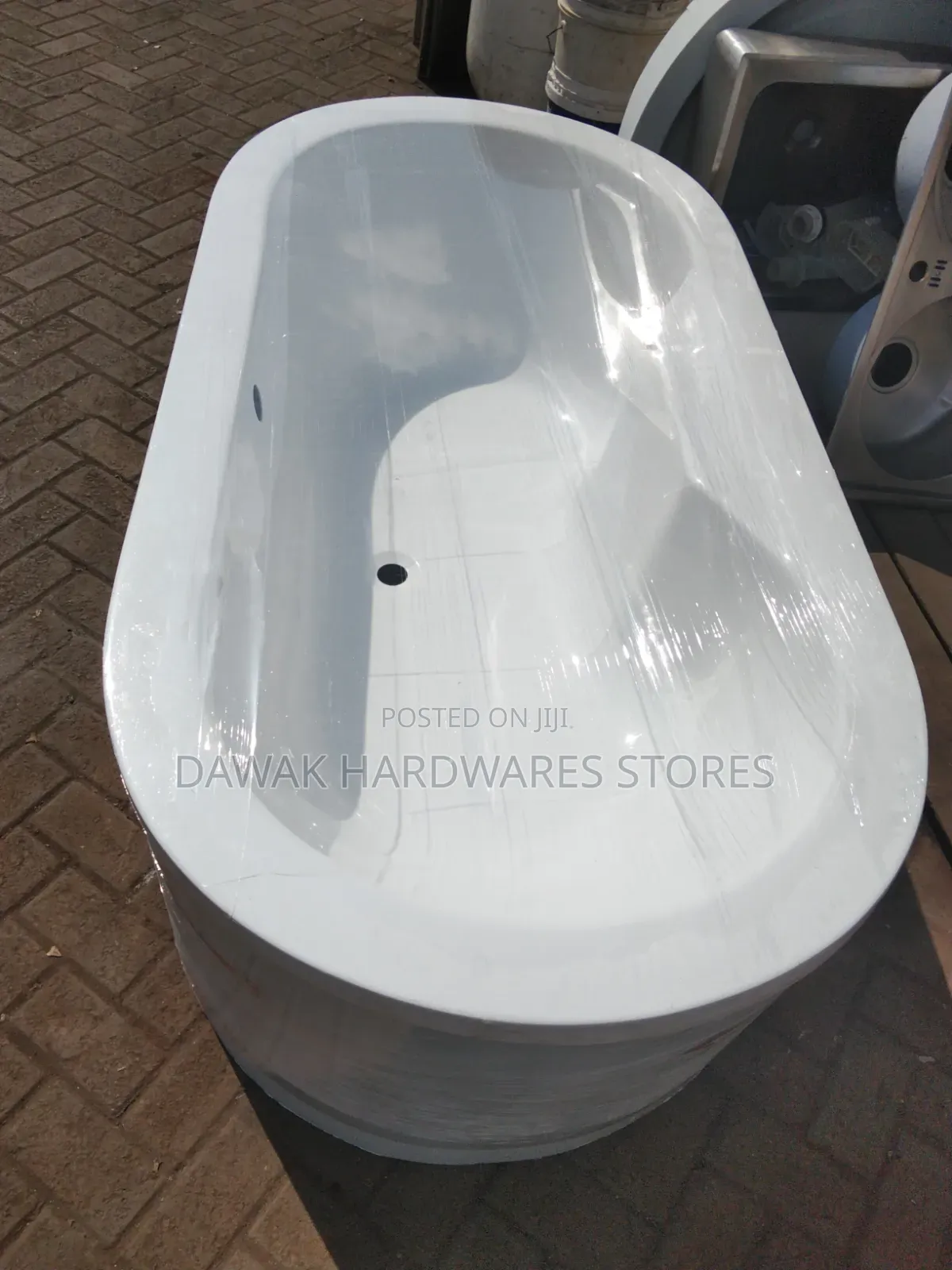 White Oval Enclosed Freestanding Bathtub