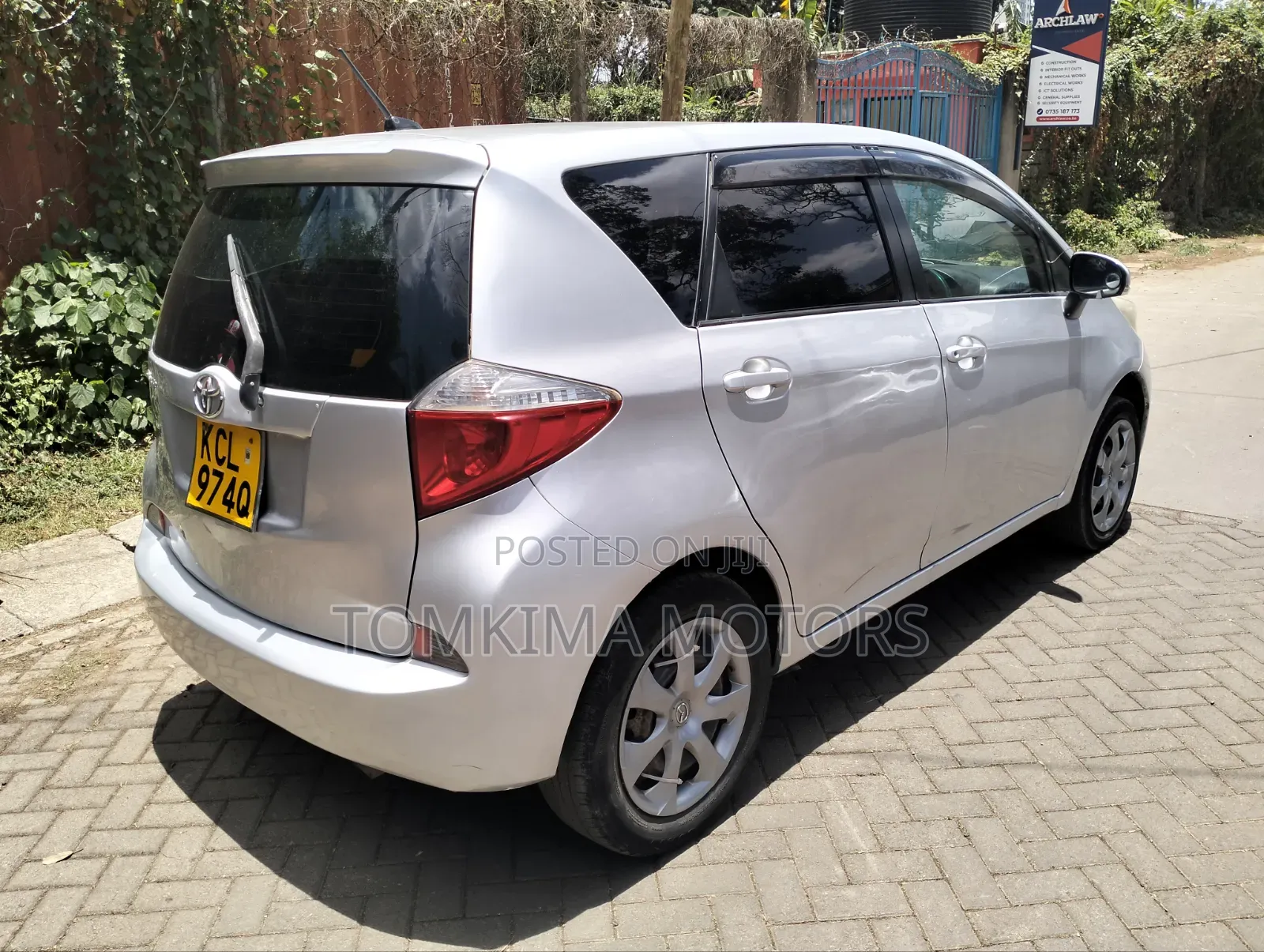 Toyota Ractis 2010 Silver