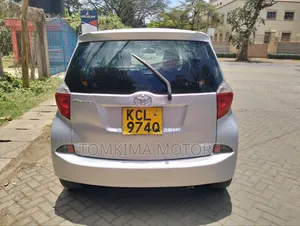 Toyota Ractis 2010 Silver