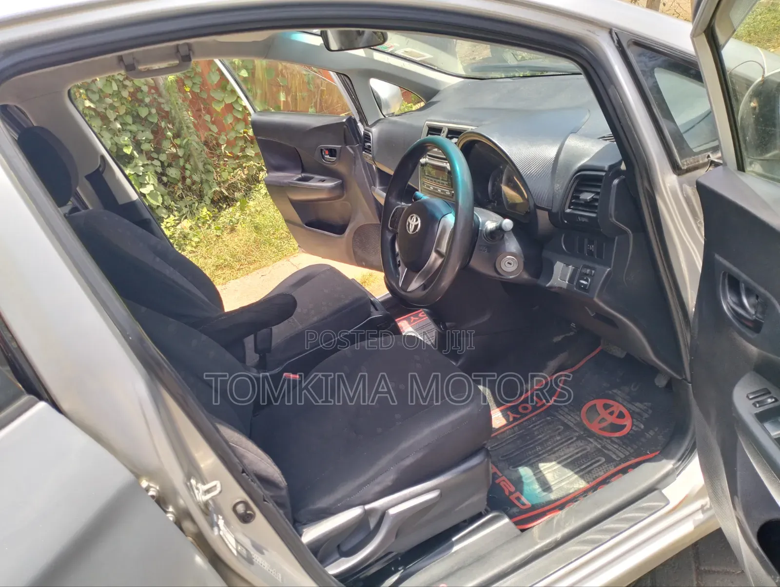 Toyota Ractis 2010 Silver