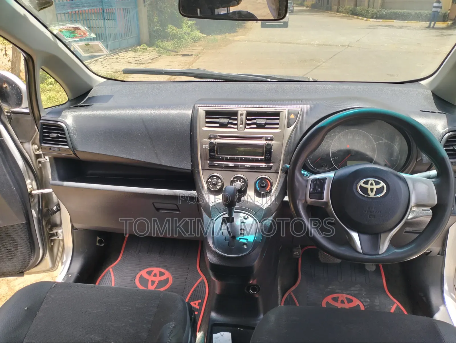 Toyota Ractis 2010 Silver