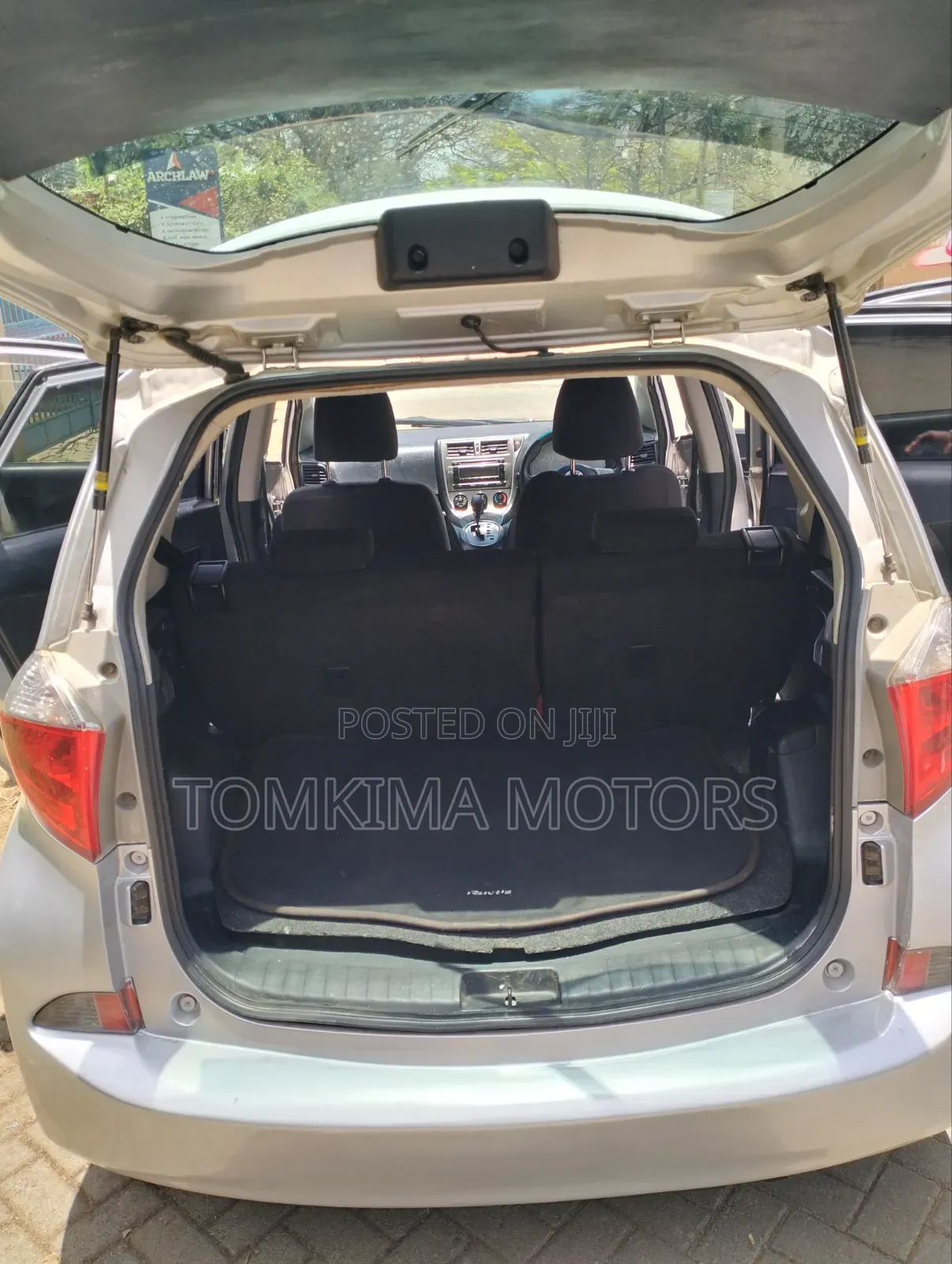 Toyota Ractis 2010 Silver