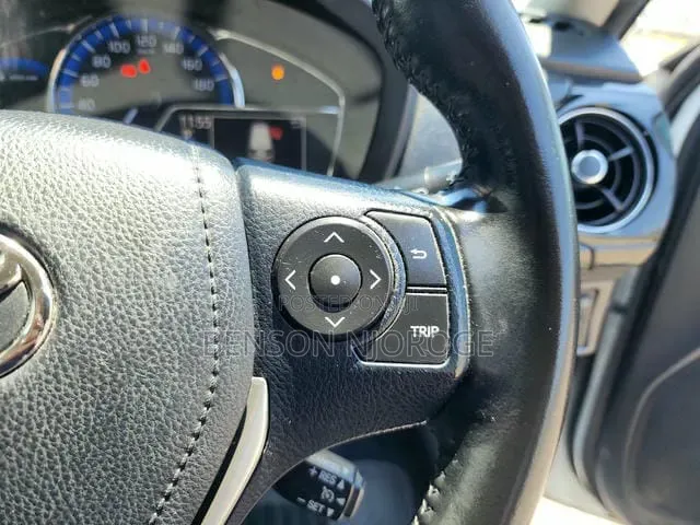 Toyota Corolla Fielder 1.5 Hybrid FWD 2019 White