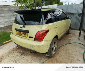 Toyota IST 2005 Yellow