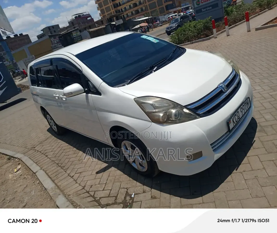 Toyota ISIS 2012 White