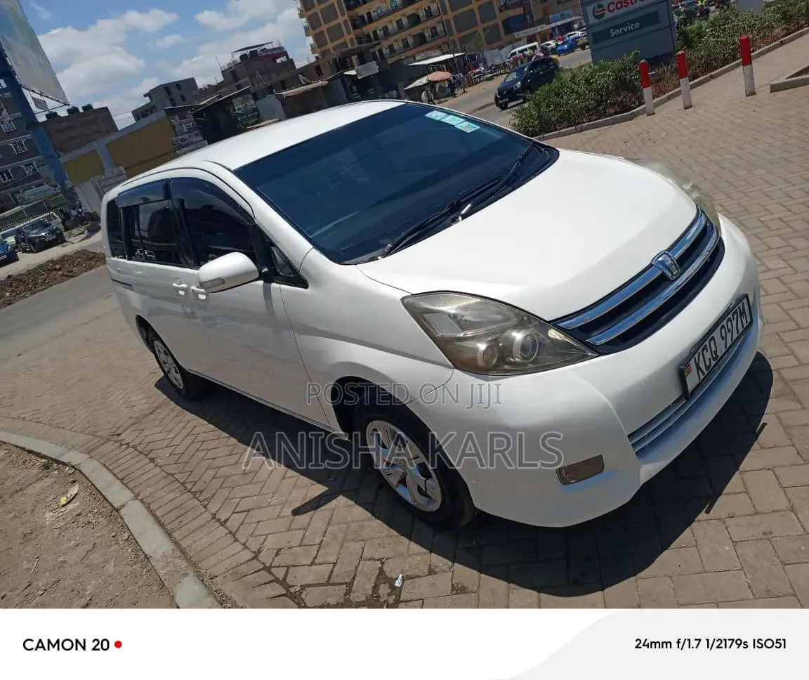 Toyota ISIS 2012 White