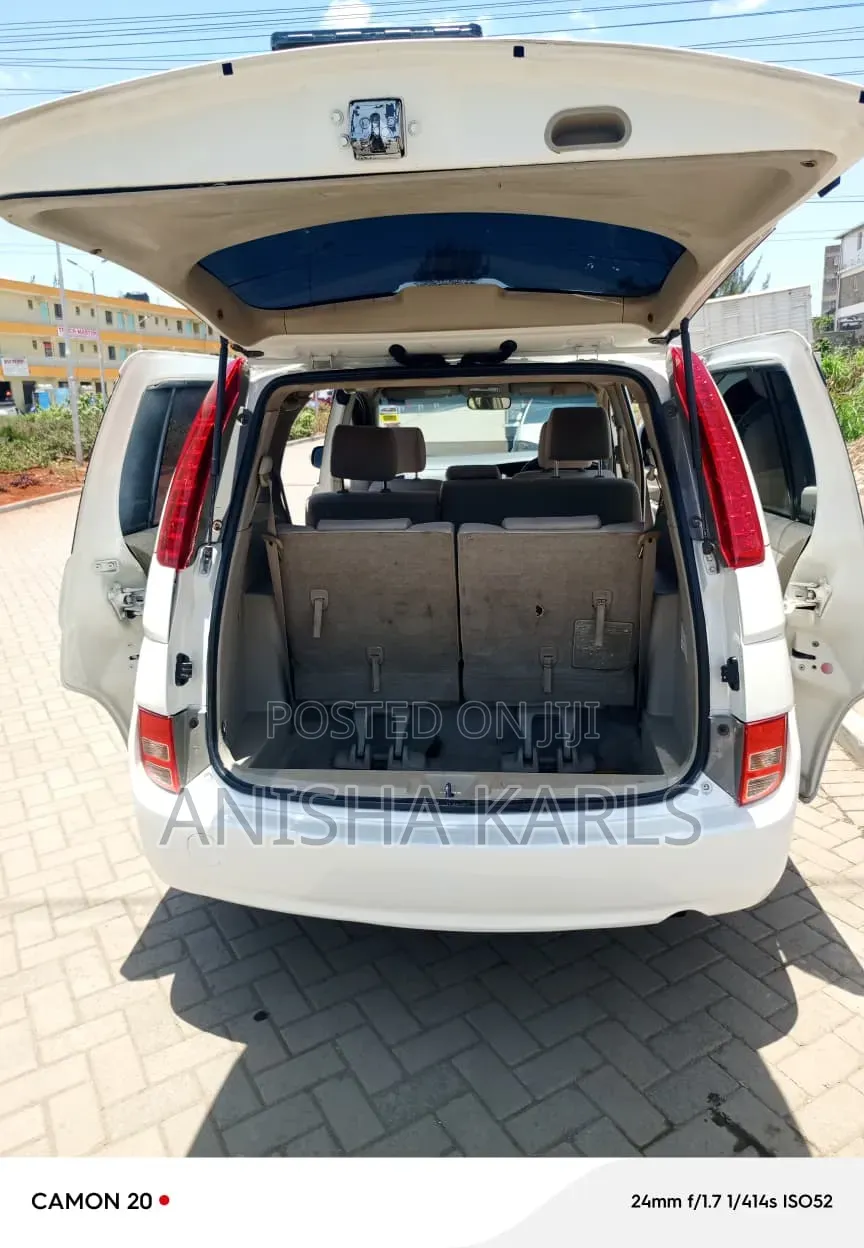 Toyota ISIS 2012 White
