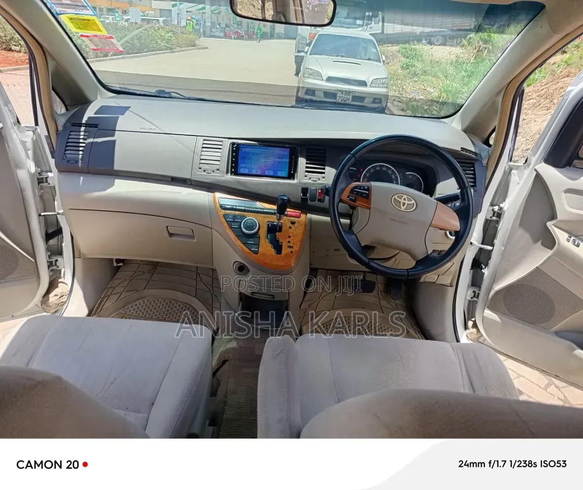 Toyota ISIS 2012 White